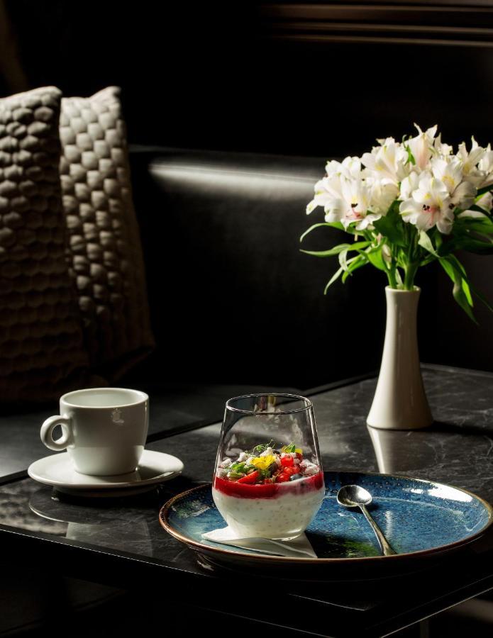 Platinum Palace Boutique Hotel & Spa Wroclaw Ngoại thất bức ảnh A cup of coffee and a vase of flowers