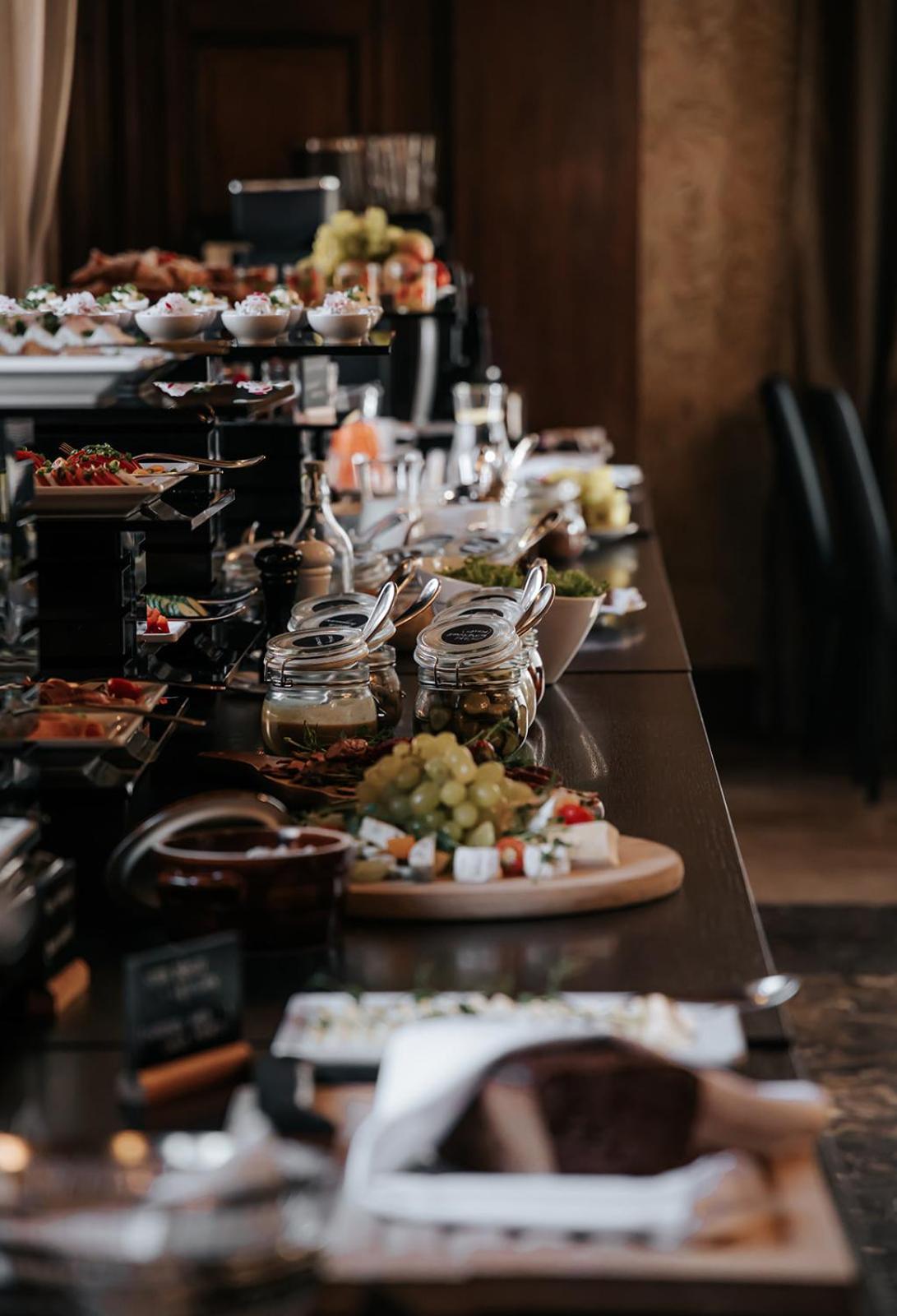 Platinum Palace Boutique Hotel & Spa Wroclaw Ngoại thất bức ảnh A buffet at a restaurant