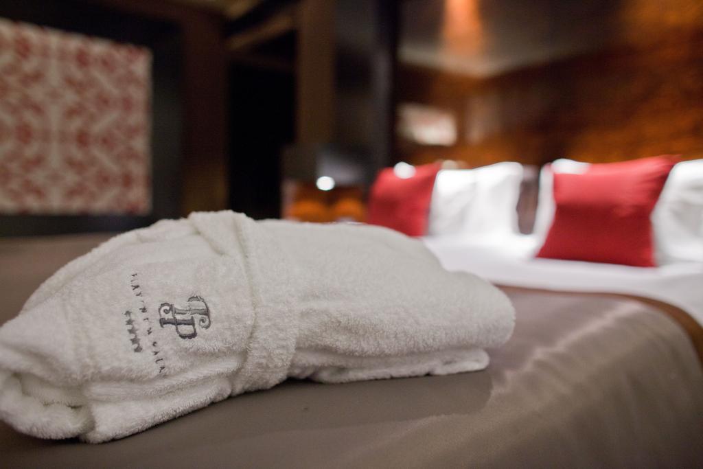 Platinum Palace Boutique Hotel & Spa Wroclaw Ngoại thất bức ảnh A folded bathrobe